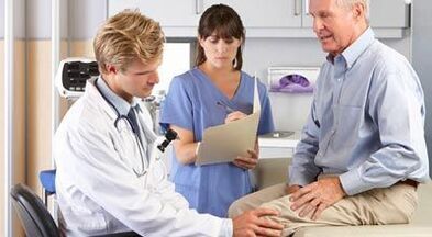 Patient mit Arthrose bei der Inspektion einer Orthopädie