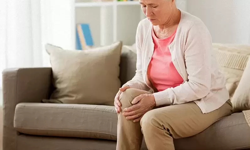 Arthrose der Gelenke bei einer älteren Frau.