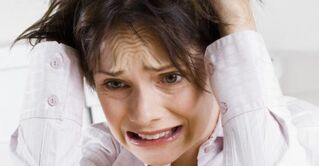 Das Auftreten von Schmerzen bei einer Frau aufgrund von Stress. 