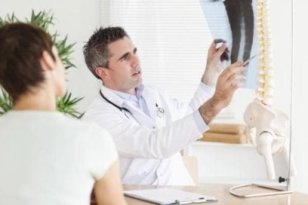 Der Arzt führt eine Diagnose von degenerativen Bandscheibenerkrankungen auf ein Bild