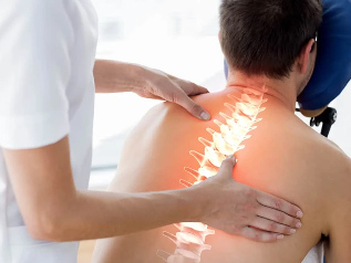 Prüfung-bei-Schmerzen-in-den-Rücken