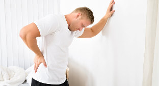 Schmerzen im unteren Rücken bei Männern